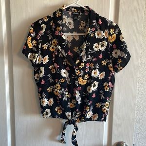 Junior  medium justify black shirt with front tie. 100% rayon. Good condition.